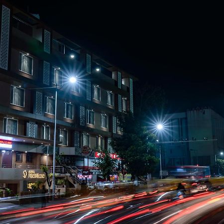 Hotel Pleasant Lake Ахмедабад Екстериор снимка