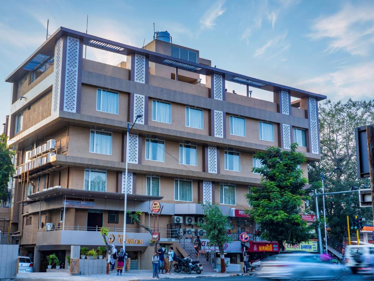 Hotel Pleasant Lake Ахмедабад Екстериор снимка