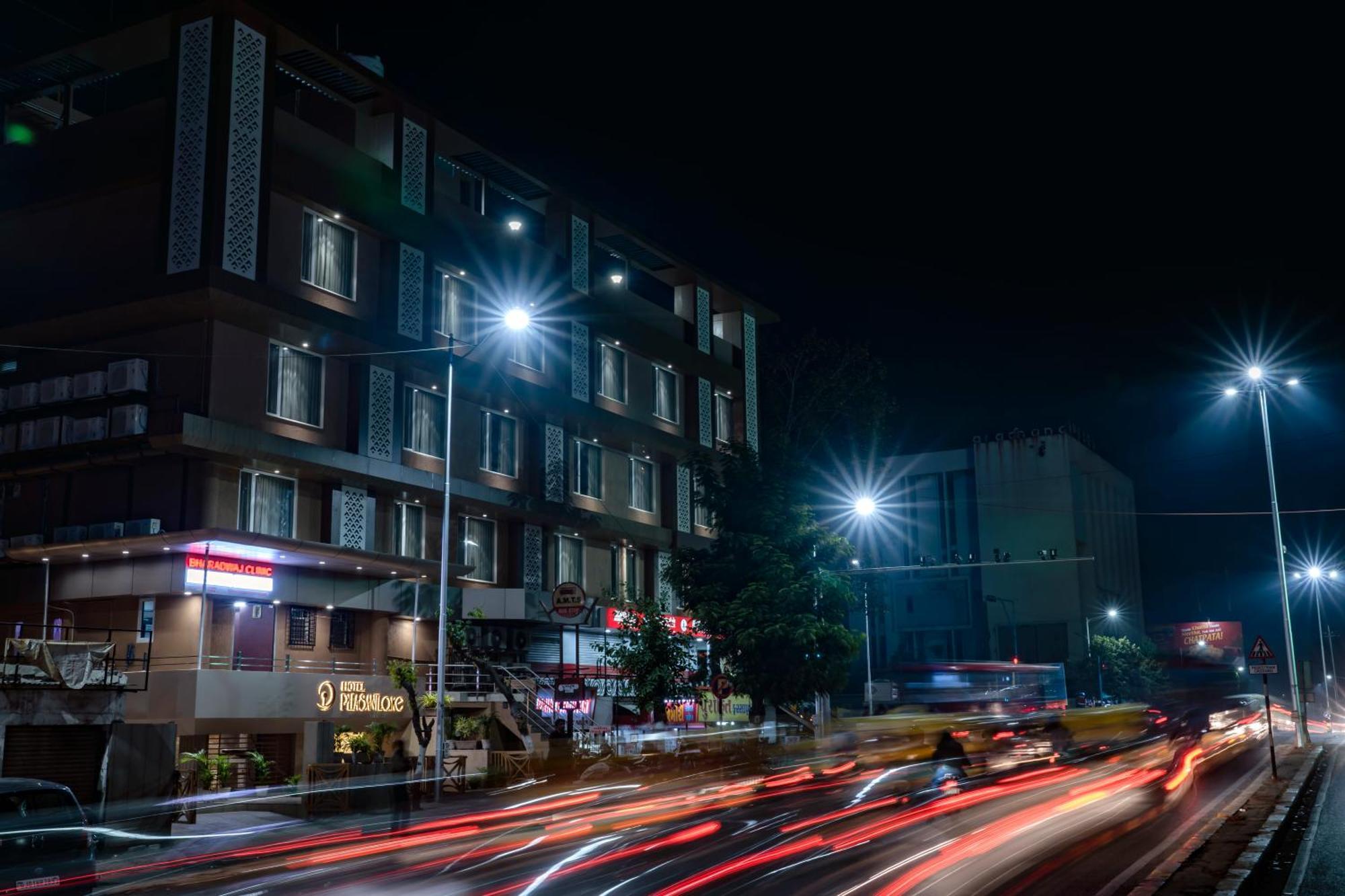 Hotel Pleasant Lake Ахмедабад Екстериор снимка