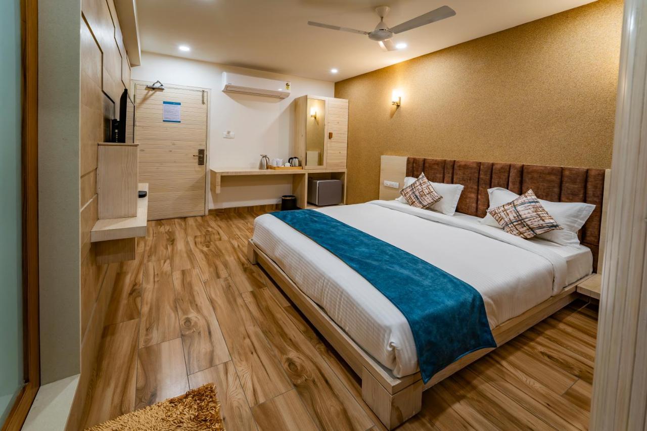 Hotel Pleasant Lake Ахмедабад Екстериор снимка