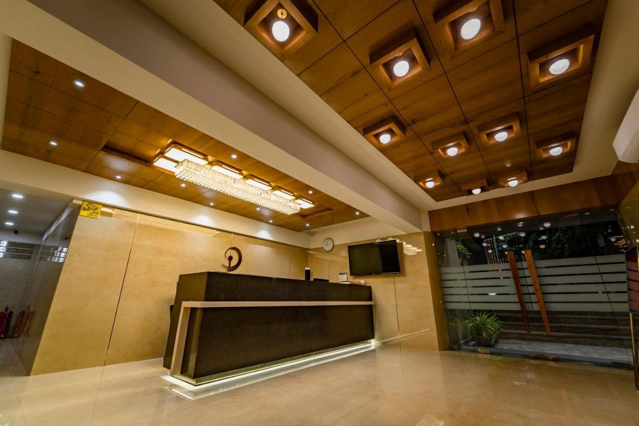 Hotel Pleasant Lake Ахмедабад Екстериор снимка
