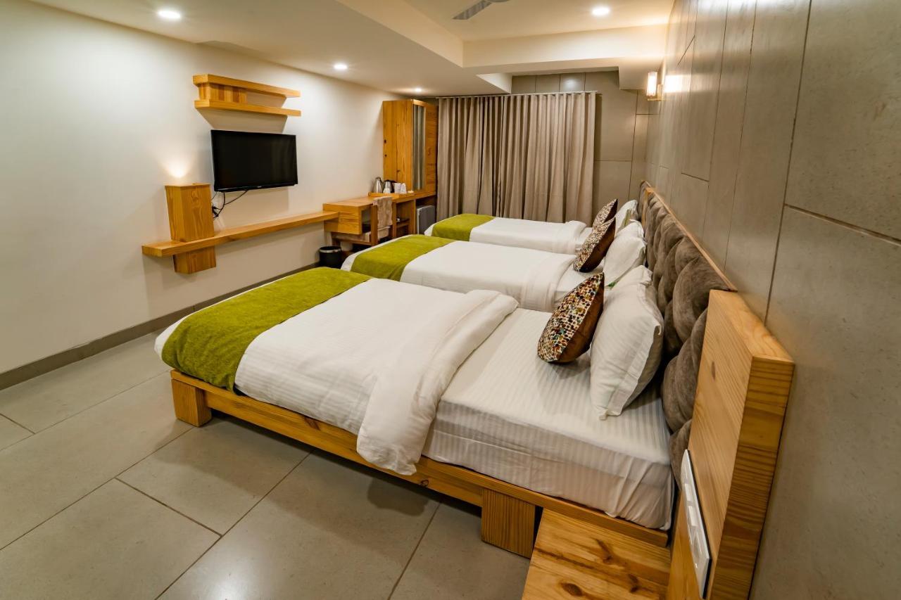 Hotel Pleasant Lake Ахмедабад Екстериор снимка