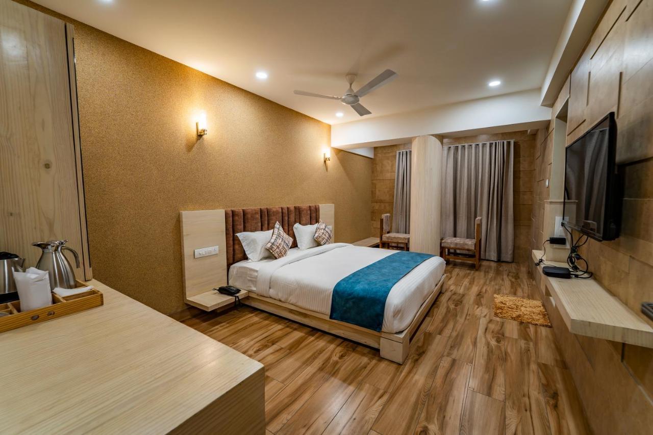 Hotel Pleasant Lake Ахмедабад Екстериор снимка
