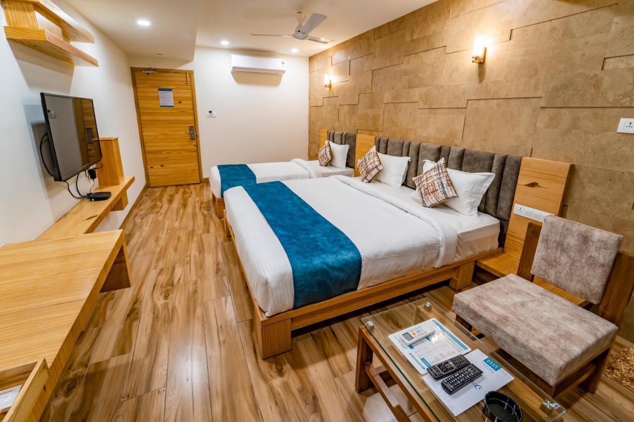 Hotel Pleasant Lake Ахмедабад Екстериор снимка