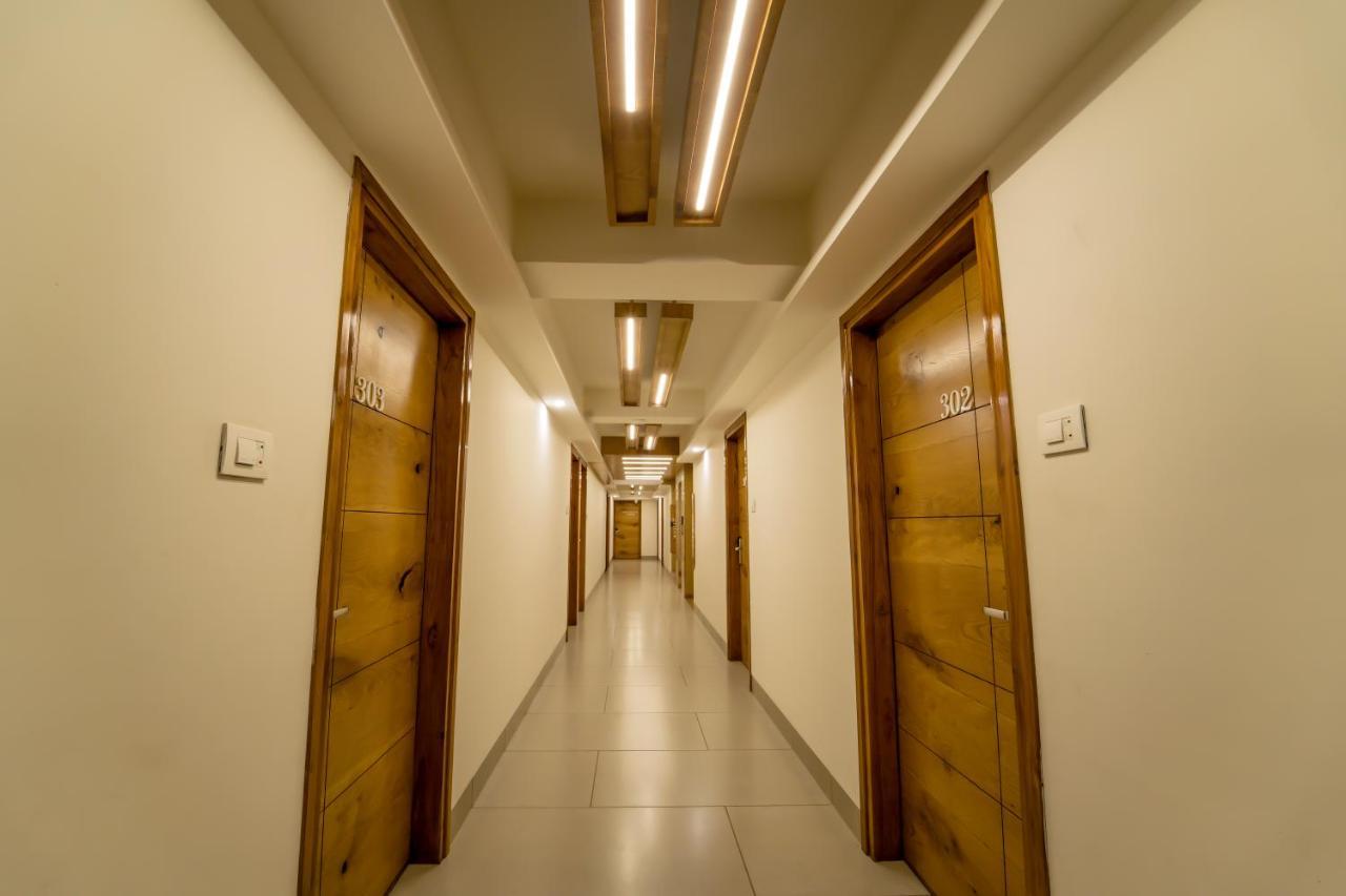 Hotel Pleasant Lake Ахмедабад Екстериор снимка