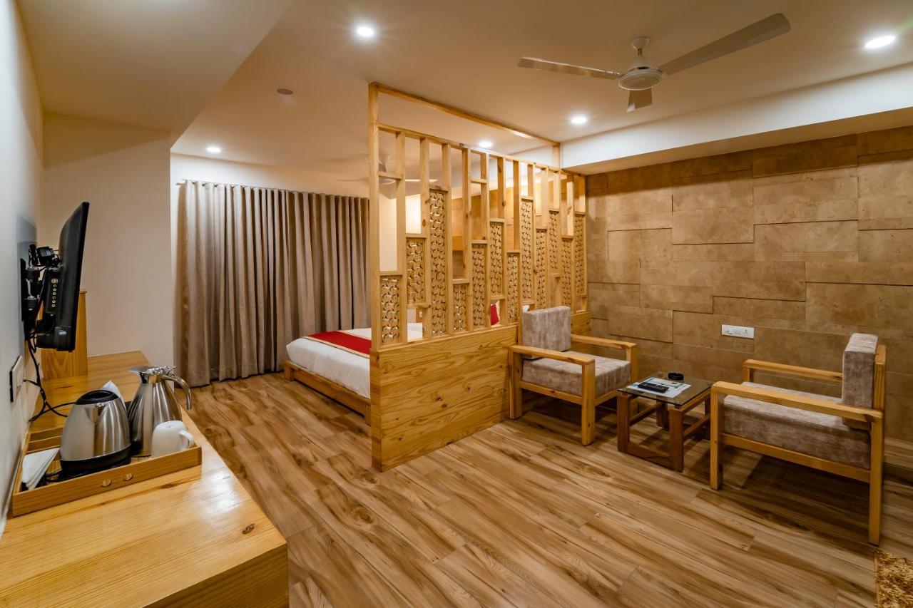 Hotel Pleasant Lake Ахмедабад Екстериор снимка