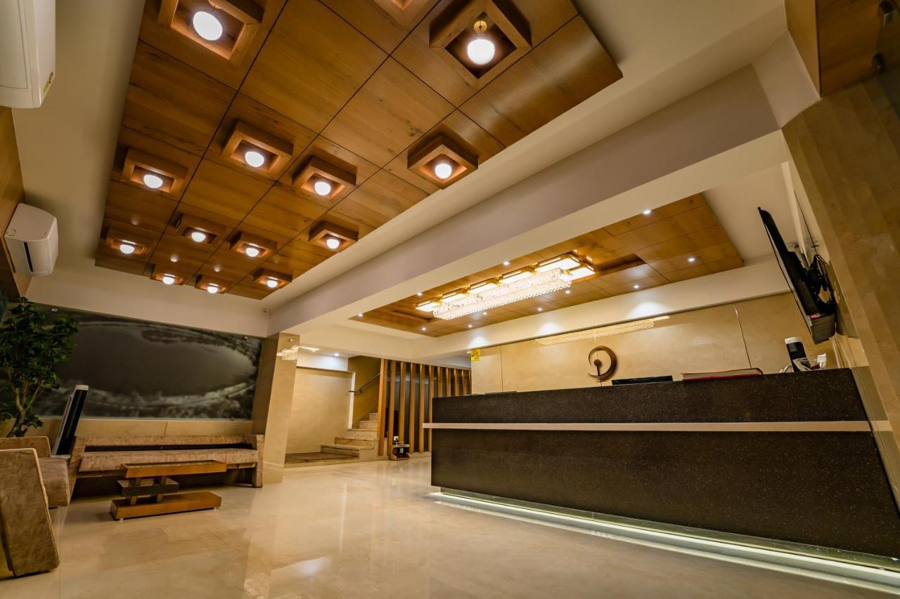 Hotel Pleasant Lake Ахмедабад Екстериор снимка