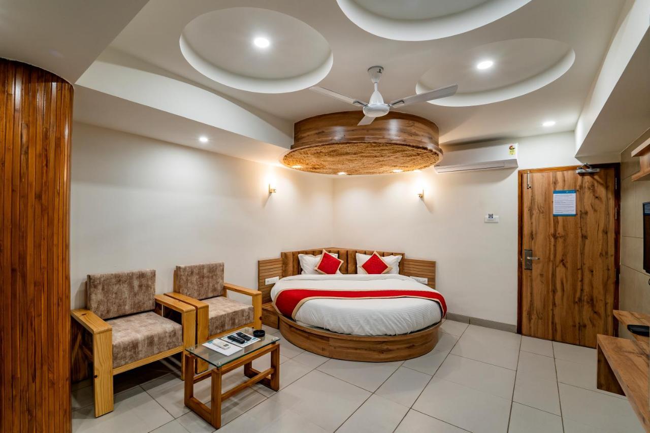 Hotel Pleasant Lake Ахмедабад Екстериор снимка