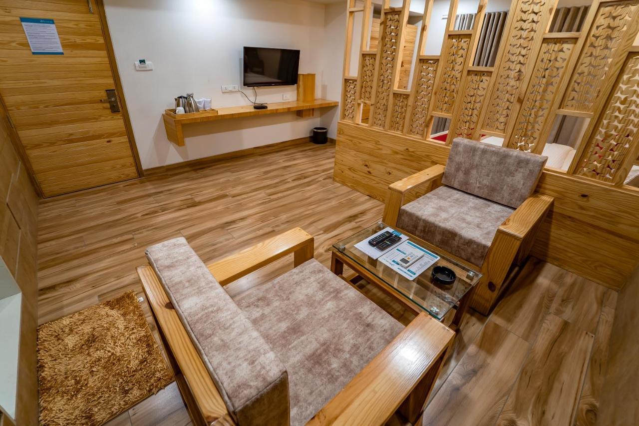 Hotel Pleasant Lake Ахмедабад Екстериор снимка