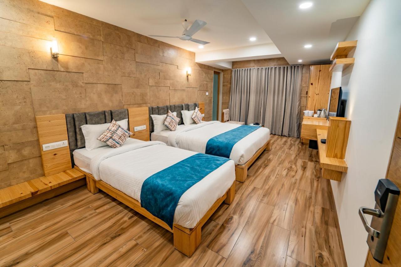 Hotel Pleasant Lake Ахмедабад Екстериор снимка