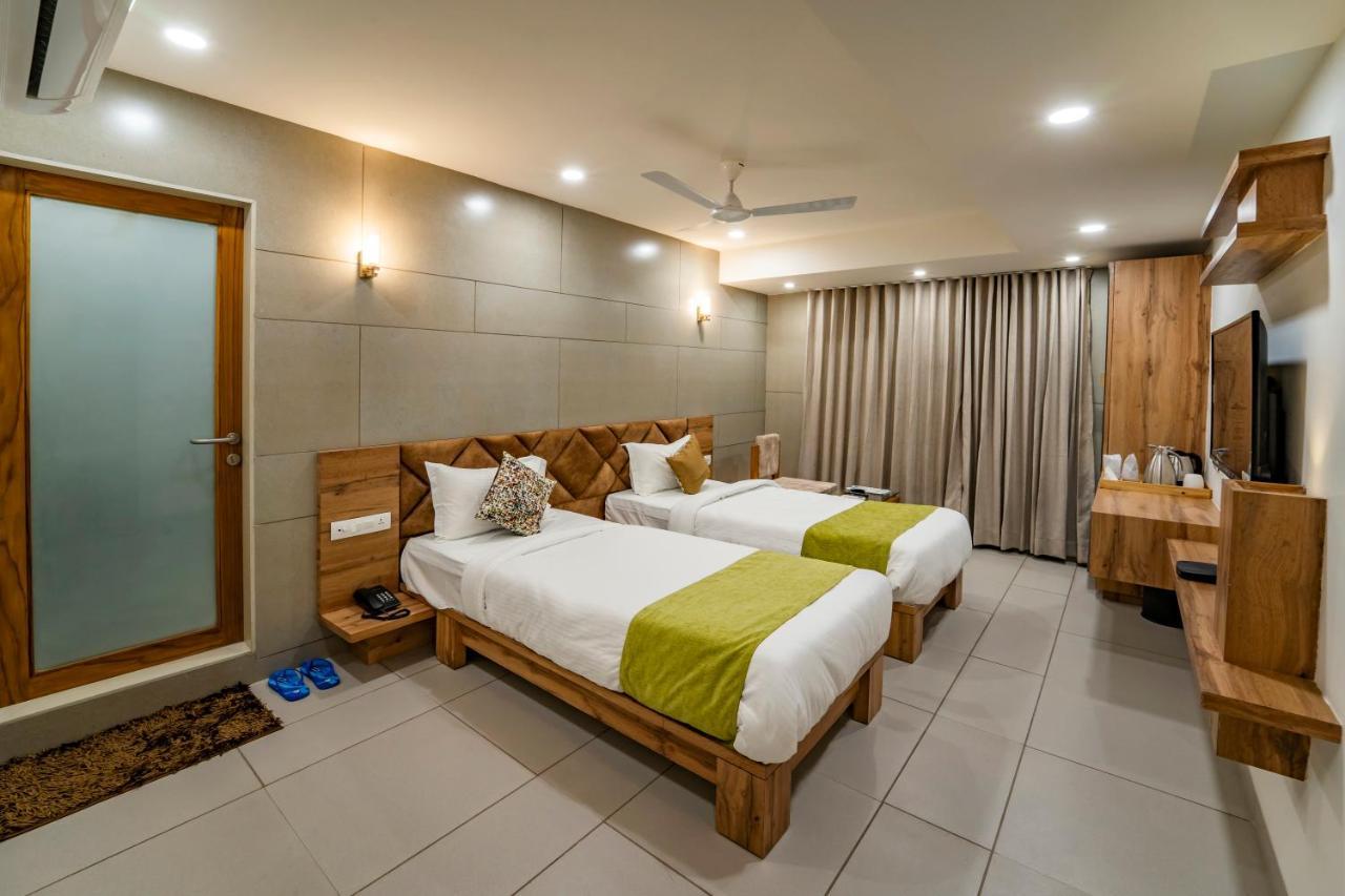 Hotel Pleasant Lake Ахмедабад Екстериор снимка