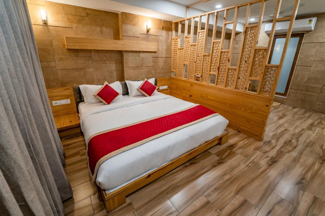 Hotel Pleasant Lake Ахмедабад Екстериор снимка