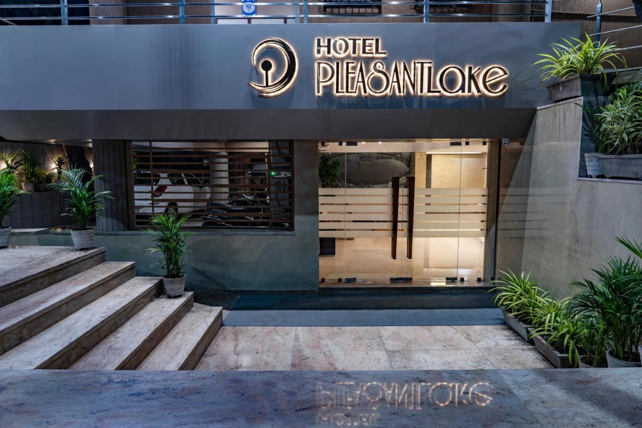 Hotel Pleasant Lake Ахмедабад Екстериор снимка
