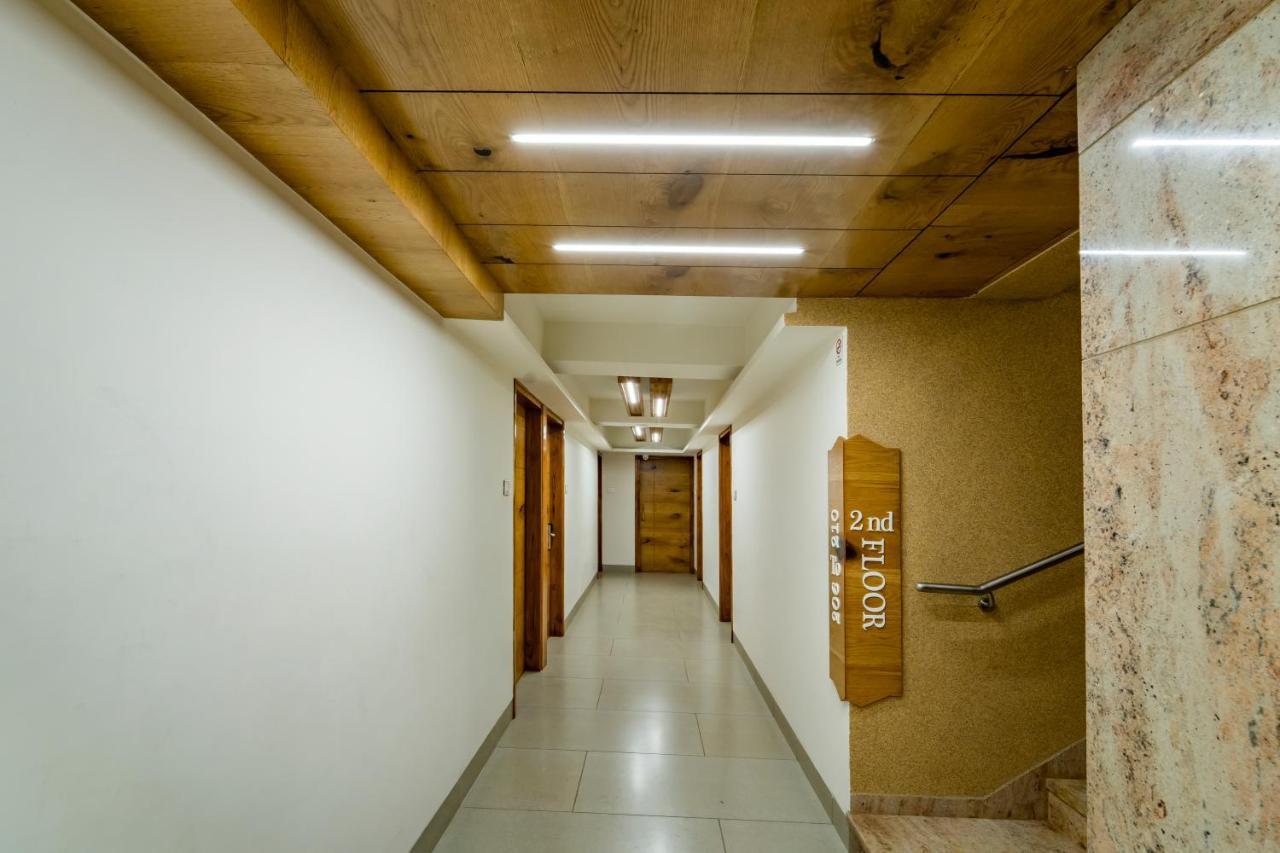 Hotel Pleasant Lake Ахмедабад Екстериор снимка