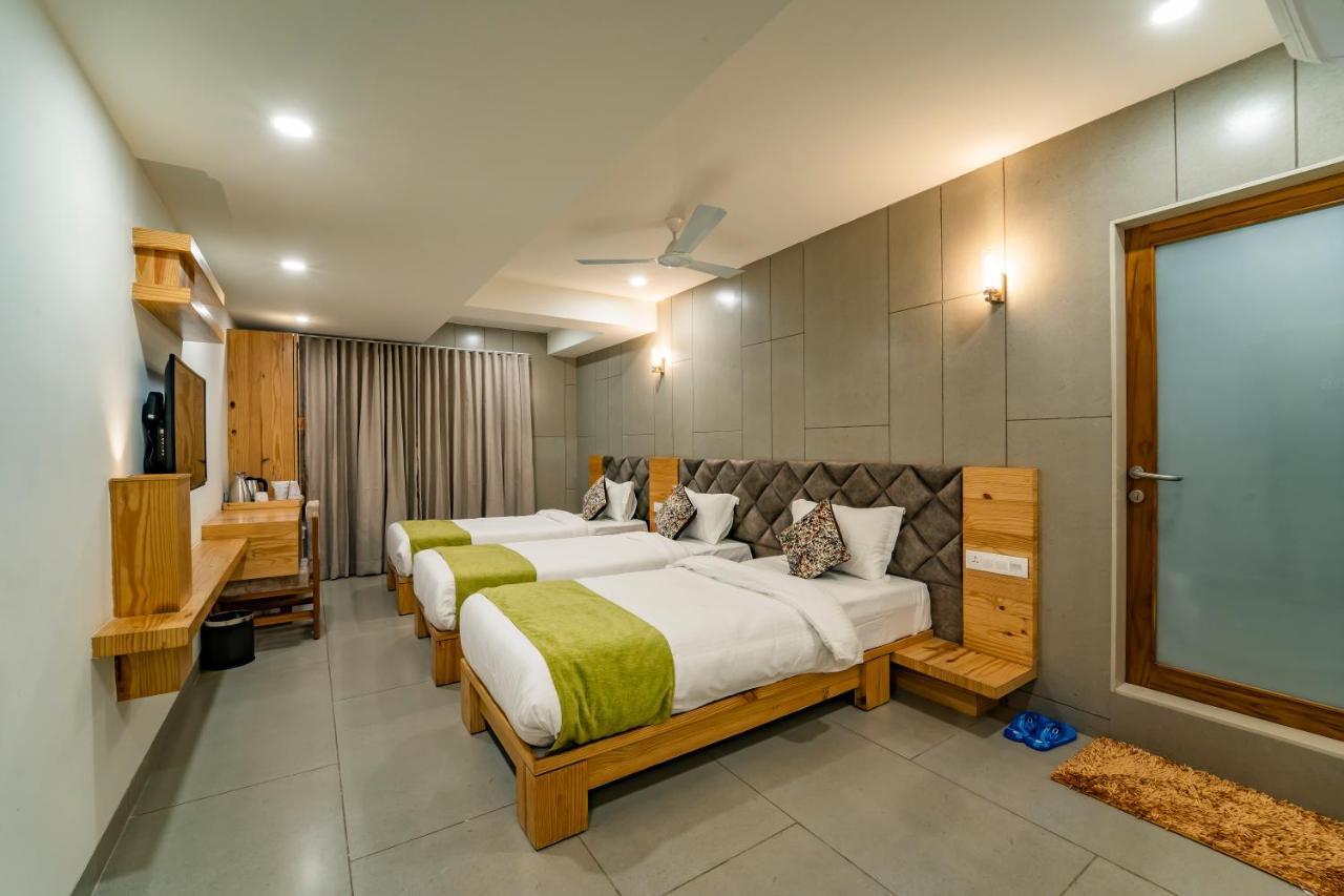 Hotel Pleasant Lake Ахмедабад Екстериор снимка