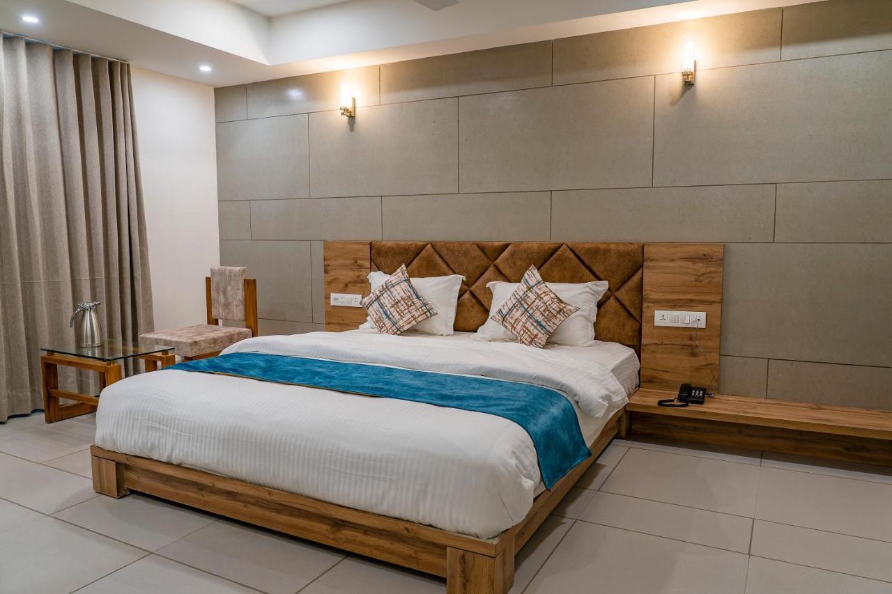 Hotel Pleasant Lake Ахмедабад Екстериор снимка