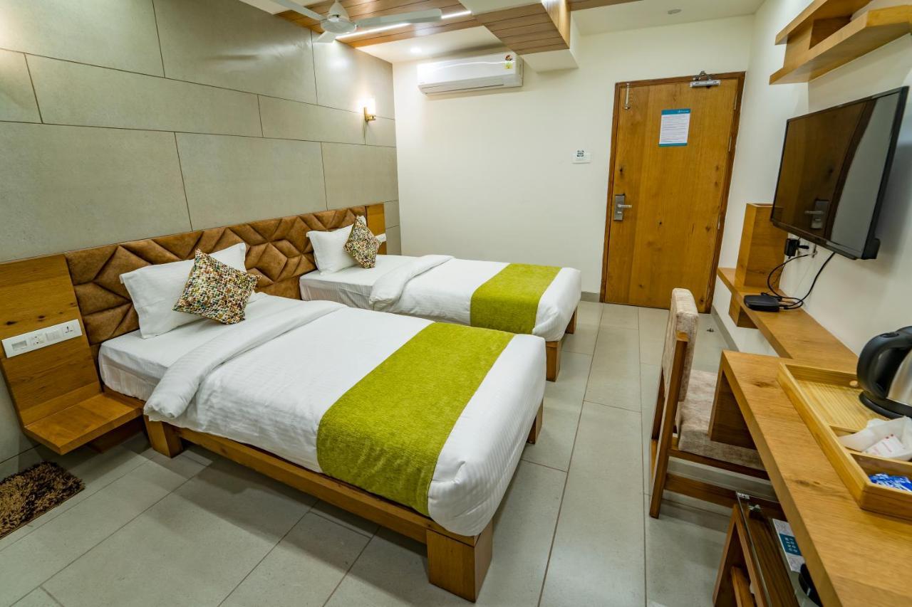 Hotel Pleasant Lake Ахмедабад Екстериор снимка