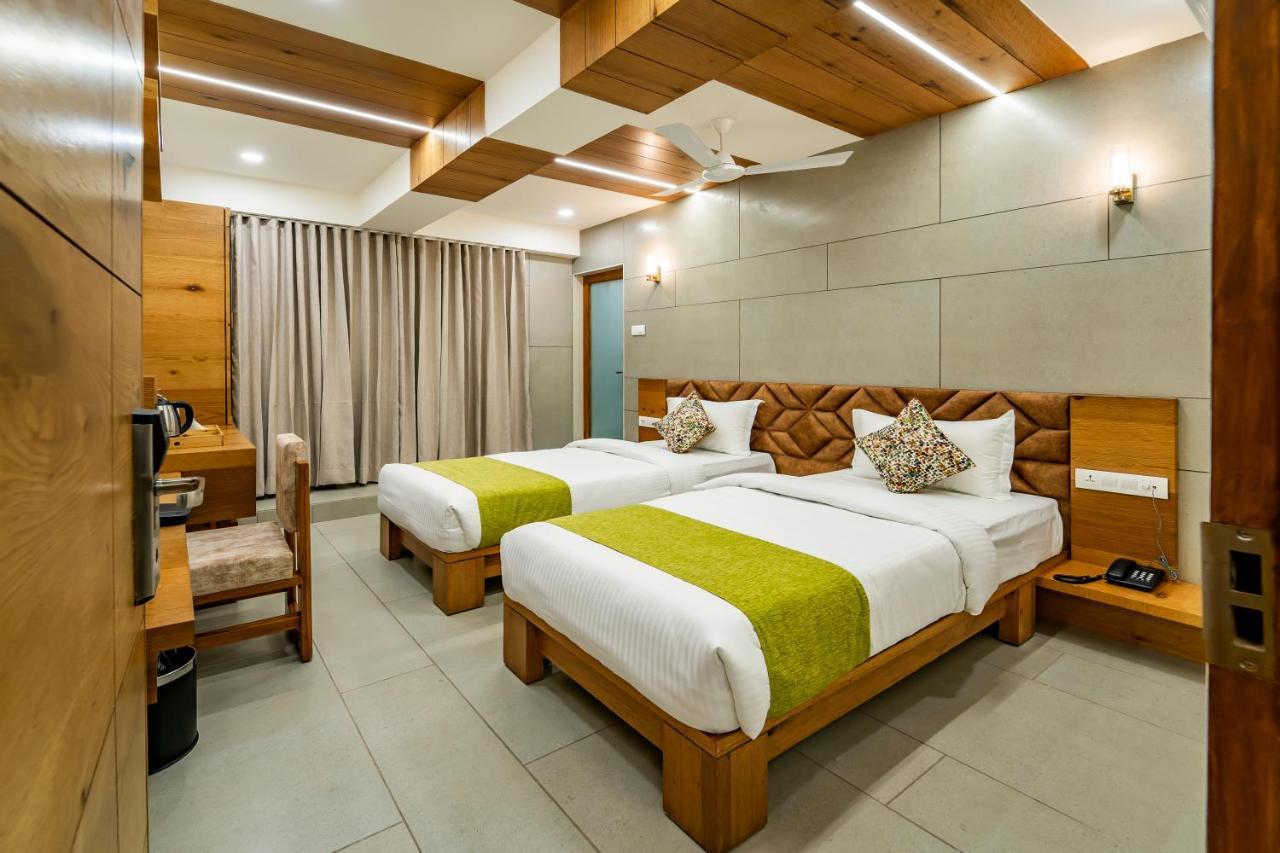 Hotel Pleasant Lake Ахмедабад Екстериор снимка