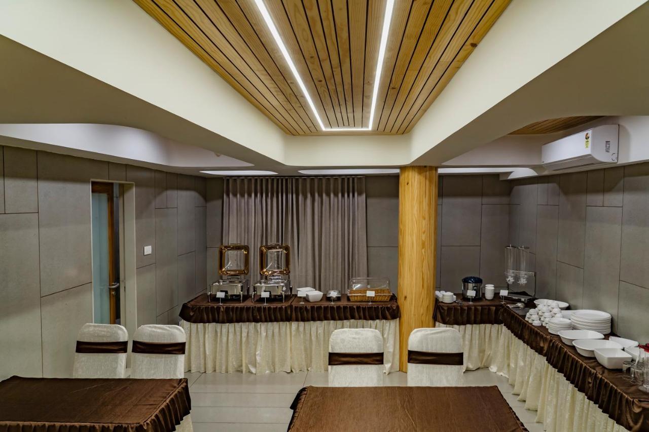 Hotel Pleasant Lake Ахмедабад Екстериор снимка